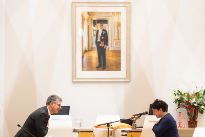 911042 Afbeelding van de installatie van burgemeester Sharon Dijksma (rechts) tijdens een buitengewone raadsvergadering ...